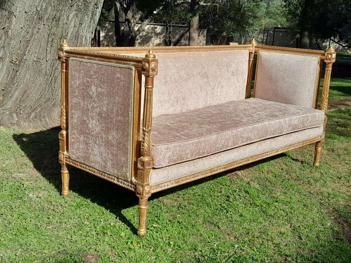 A French Louis XVI Style Carved Giltwood Settee / Day Bed