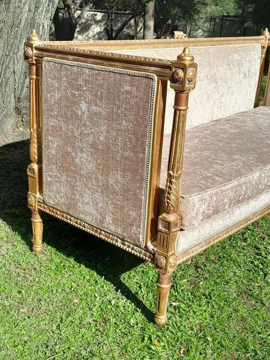 A French Louis XVI Style Carved Giltwood Settee / Day Bed
