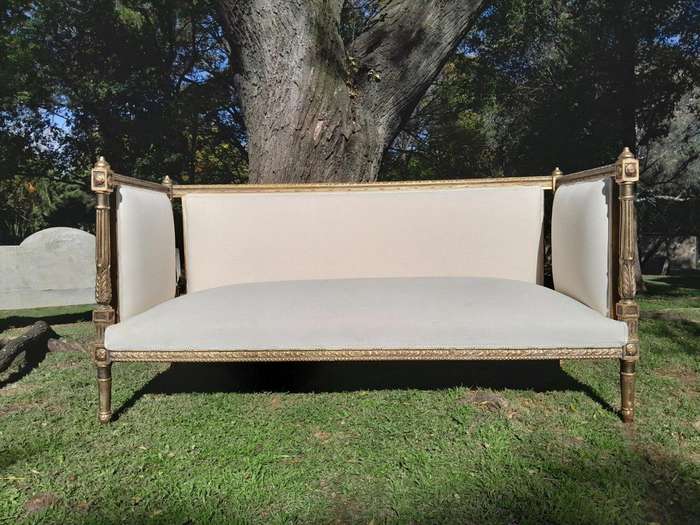 A French Louis XVI Style Carved Giltwood Settee / Day Bed