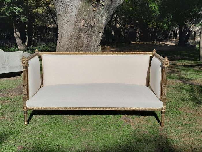 A French Louis XVI Style Carved Giltwood Settee / Day Bed