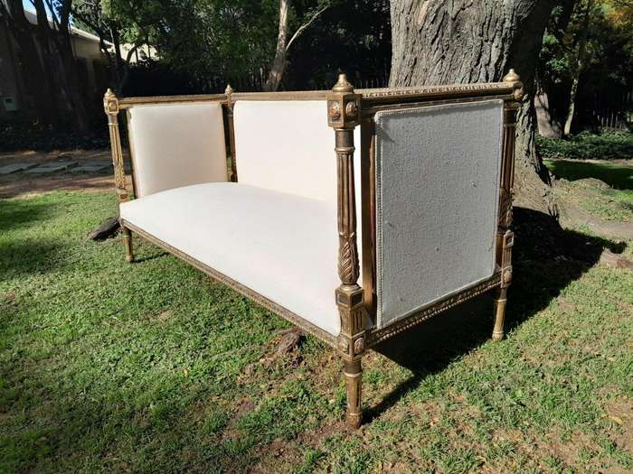 A French Louis XVI Style Carved Giltwood Settee / Day Bed