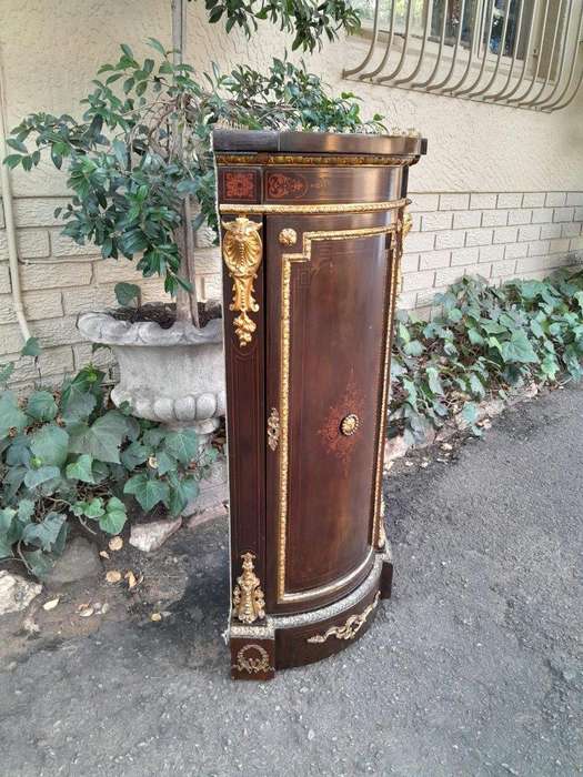 An Early 20thC French Style Mahogany Cabinet with Gilt Mounts, Gallery and Inlay