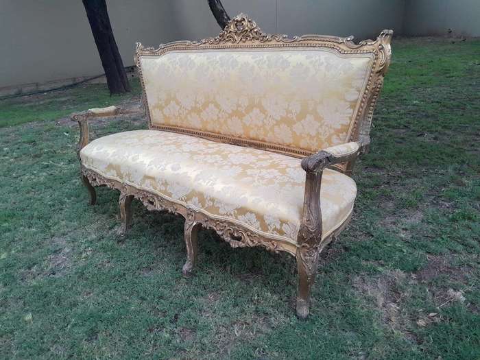 A 20th Century Circa 1950 French Style Ornately Carved Giltwood Settee
