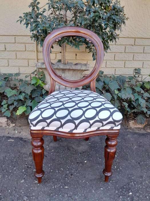 A 19th / 20th Century Victorian Set Of Four Mahogany Balloon Back Chairs