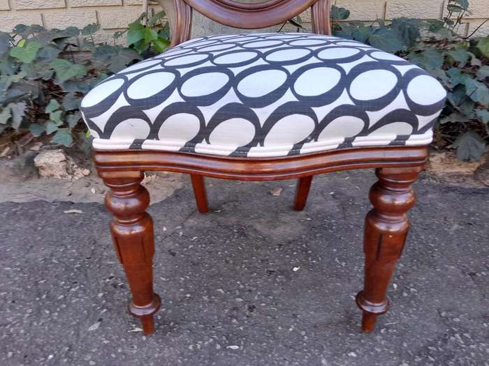 A 19th / 20th Century Victorian Set Of Four Mahogany Balloon Back Chairs