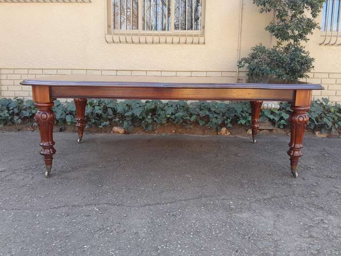 A Late 19th Century Victorian Mahogany Dining Table on Heavily Carved Legs and Original Castors