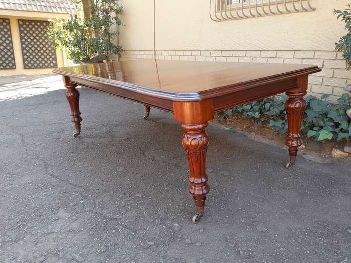 A Late 19th Century Victorian Mahogany Dining Table on Heavily Carved Legs and Original Castors