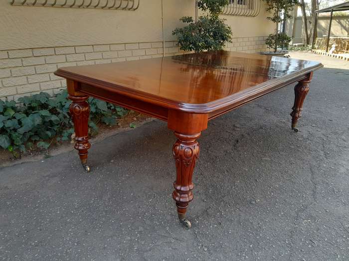 A Late 19th Century Victorian Mahogany Dining Table on Heavily Carved Legs and Original Castors