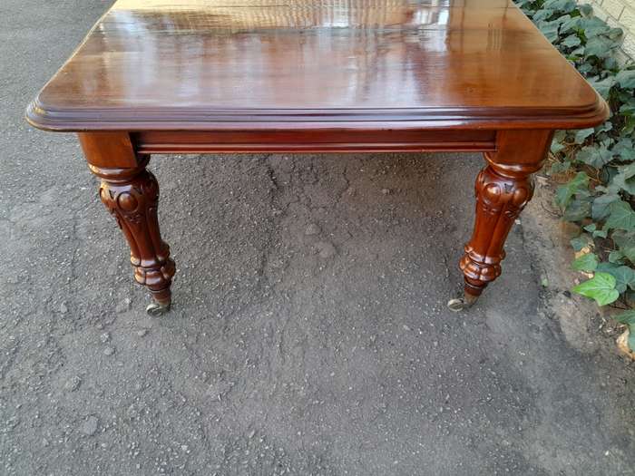 A Late 19th Century Victorian Mahogany Dining Table on Heavily Carved Legs and Original Castors