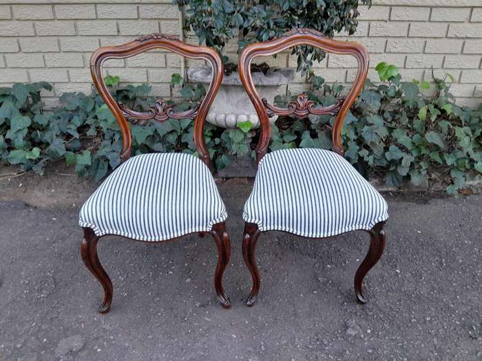 A 19th Century Circa 1880s Pair Of Victorian Mahogany Bustle Back Chairs