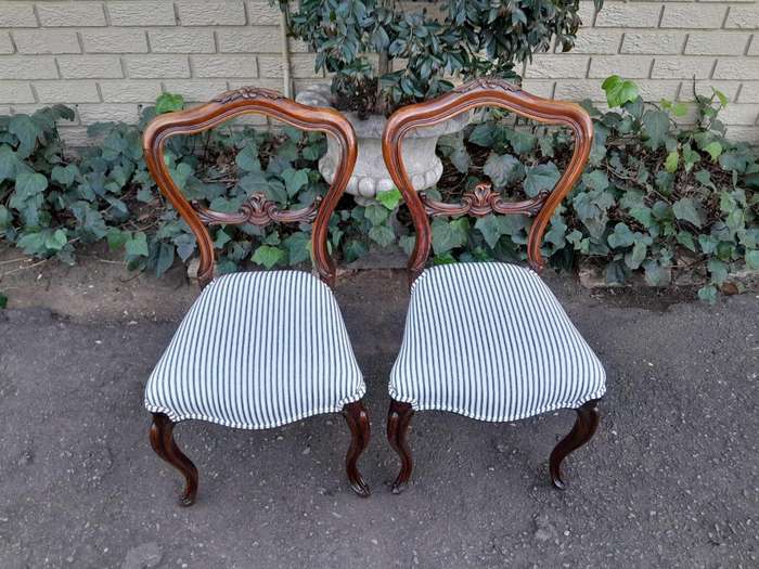 A 19th Century Circa 1880s Pair Of Victorian Mahogany Bustle Back Chairs