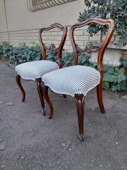 A 19th Century Circa 1880s Pair Of Victorian Mahogany Bustle Back Chairs