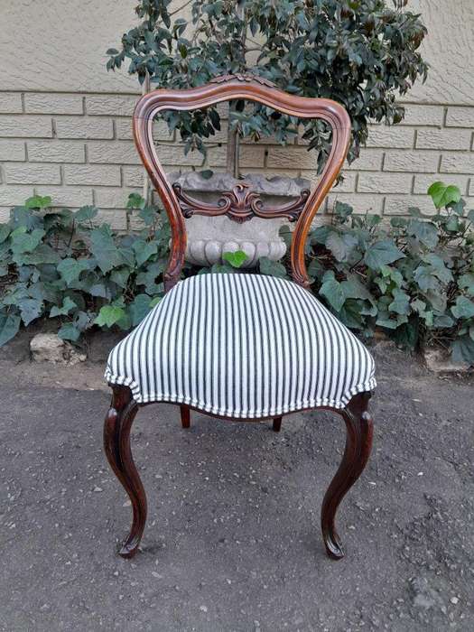 A 19th Century Circa 1880s Pair Of Victorian Mahogany Bustle Back Chairs