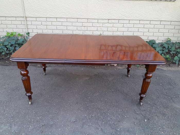 A 20th Century Victorian Style Mahogany Extending Dining Table Seats 8 on Brass Castors (8 Seater)