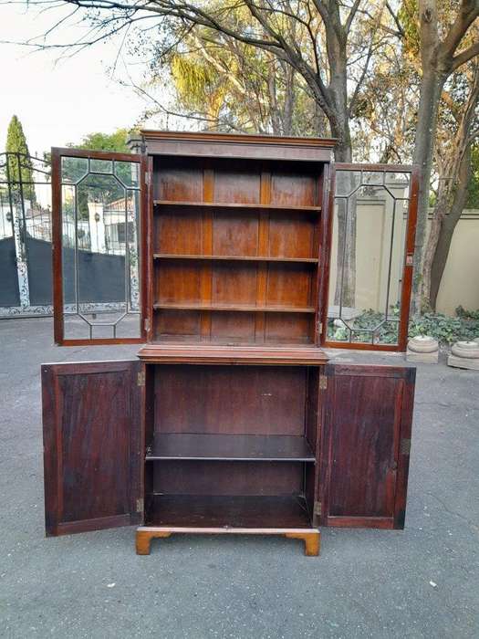 An Antique Early 19th Century Georgian Mahogany Bookcase / Display Case With Glazed Doors With Sh...