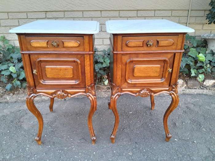 An Antique 19th Century Circa 1880s Pair Of French Carved Walnut And Marble Top Bedside Tables ...
