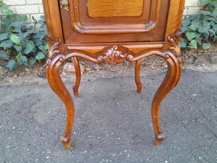 An Antique 19th Century Circa 1880s Pair Of French Carved Walnut And Marble Top Bedside Tables ...