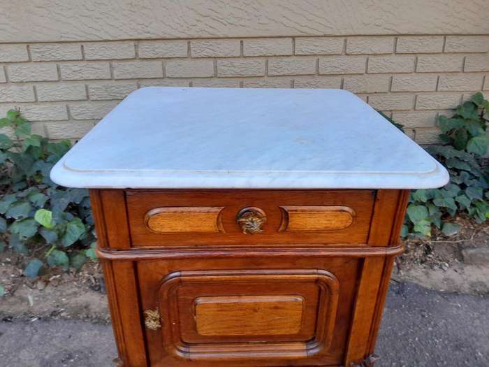 An Antique 19th Century Circa 1880s Pair Of French Carved Walnut And Marble Top Bedside Tables ...
