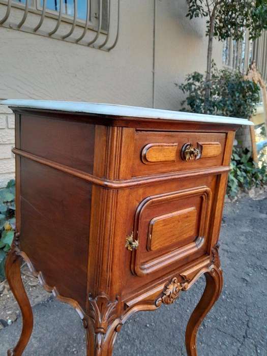 An Antique 19th Century Circa 1880s Pair Of French Carved Walnut And Marble Top Bedside Tables ...
