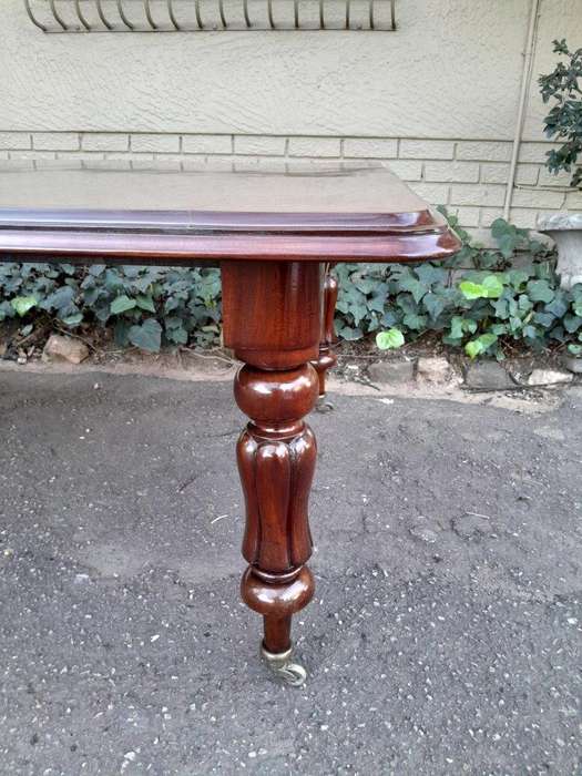 An Antique  Circa 1880s Victorian Mahogany Extending Dining Table On Castors With Four Leaves A...