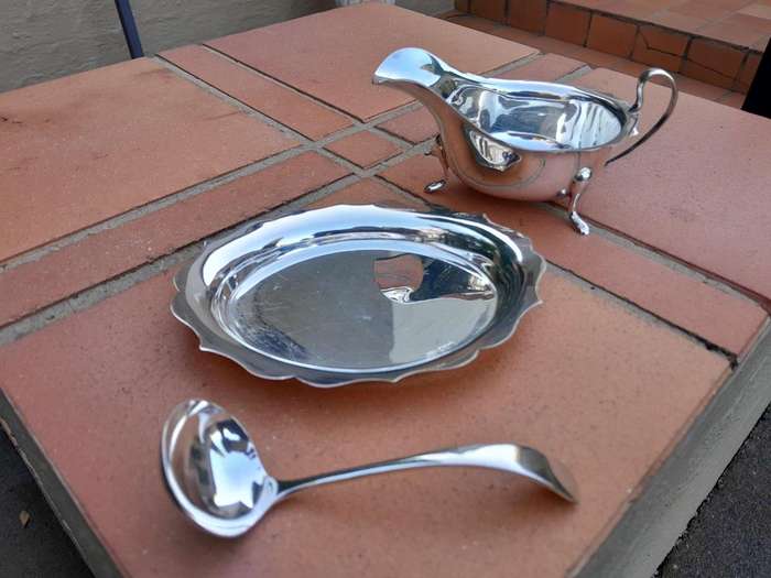 A Mid 20TH Century Elizabeth II Silver Viner's Ltd, Sheffield, Gravy  /  Sauce Boat Silver (250g ...