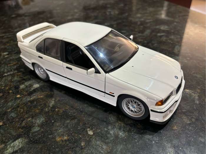 UTモデル　BMW 318is 1:18 UT Models BMW E36 318is – Cameron's Model Cars