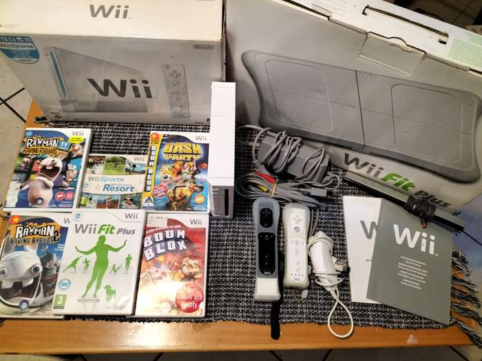Wii Console White with x6 Wii games and Wii Fit Board