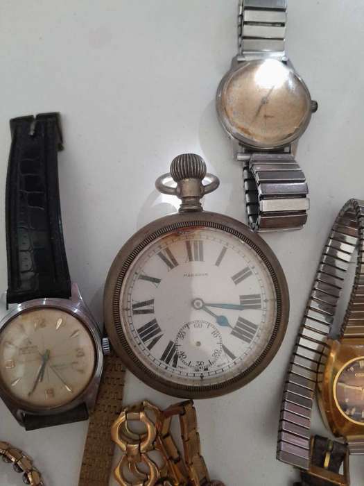 Mix bunch of wind up watches