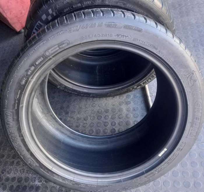265/40/18 Michelin Pilot Super Sport.