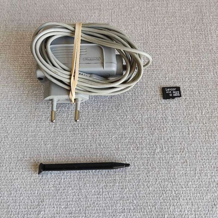 `New` Nintendo 2ds xl console with original stylus and charger