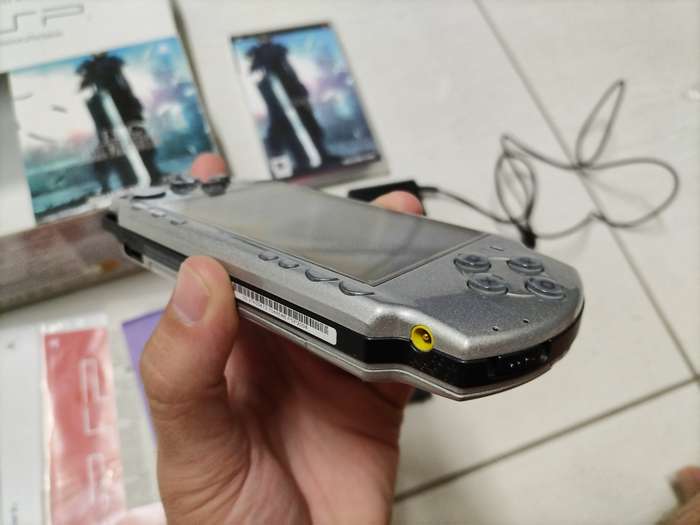 LIMITED EDITION PSP 2000 FINAL FANTASY VII CRISIS CORE