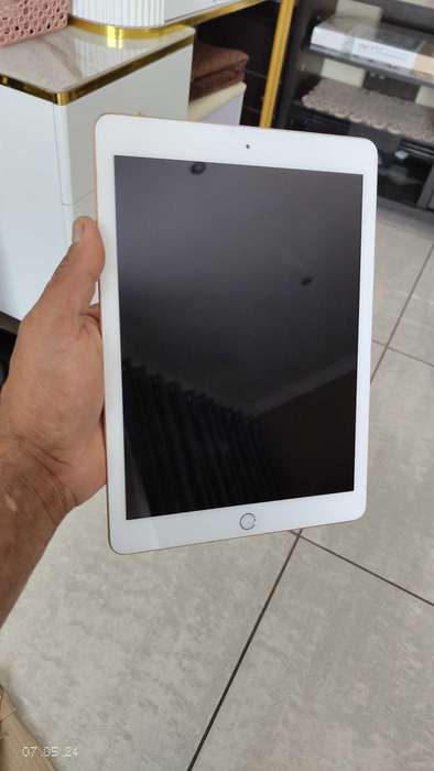 Apple iPad 9.7" (6th Gen ) 32GB wifi only  Gold A1893 (Pre owned)