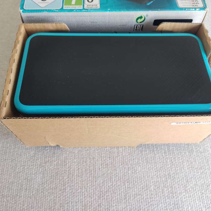 `New` Nintendo 2DSXL Console +original charger +box