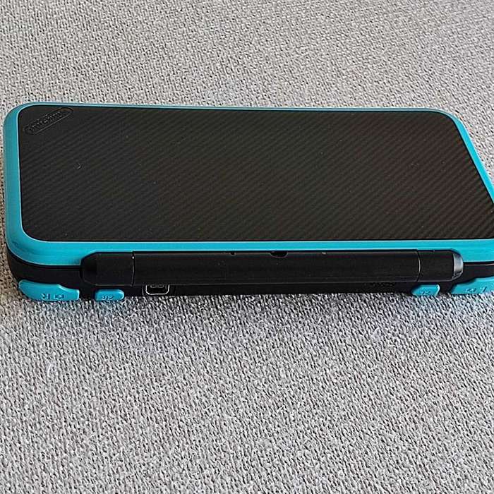 `New` Nintendo 2ds xl console with original stylus and charger
