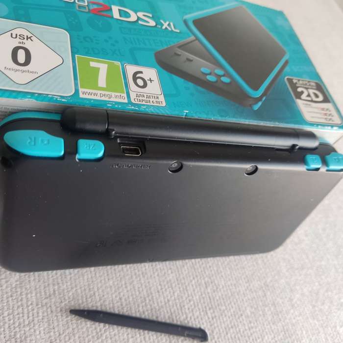 `New` Nintendo 2DSXL Console +original charger +box