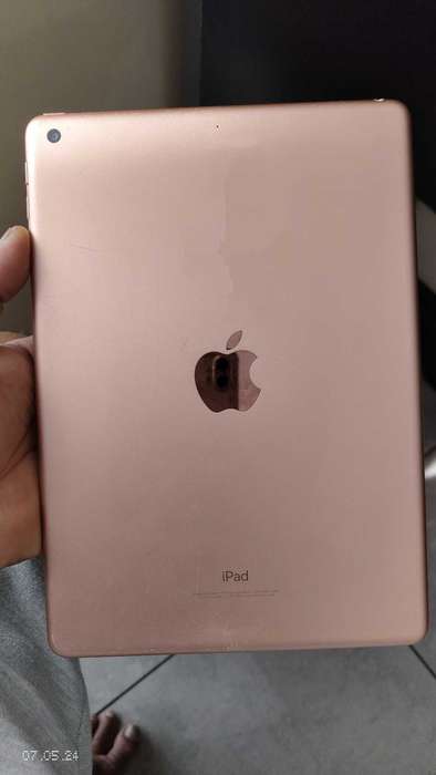 Apple iPad 9.7" (6th Gen ) 32GB wifi only  Gold A1893 (Pre owned)