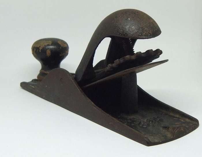 A TOTALLY CUTE OLD LOOKING BRITISH MADE WOOD PLANE WITH ALLOT OF CHARACTER POSSIBLY BY SORBY