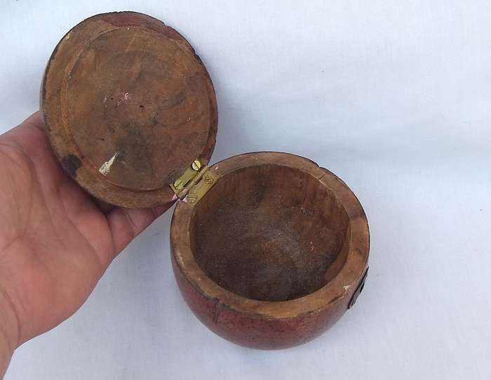 LOOK AT THIS !! AN INTERESTING FRUIT SHAPED HAND MADE WOODEN TRINKET BOX WITH DECORATIVE LOCK !!