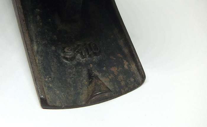 A TOTALLY CUTE OLD LOOKING BRITISH MADE WOOD PLANE WITH ALLOT OF CHARACTER POSSIBLY BY SORBY