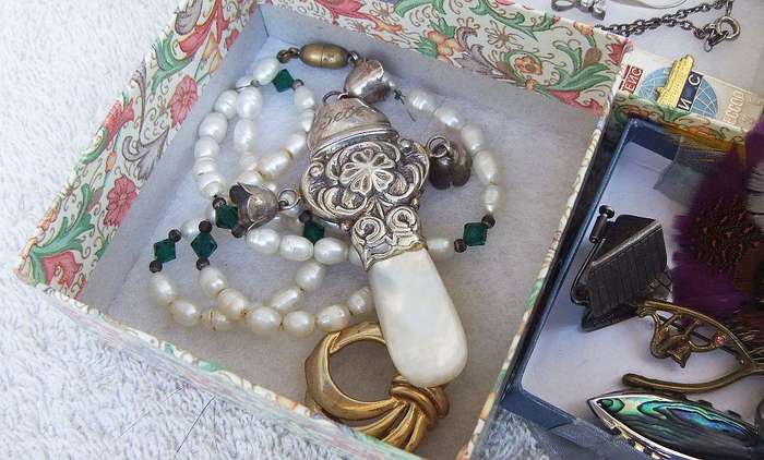 COLLECTABLES JOBLOT !! ANTIQUE AND VINTAGE ITEMS !! STERLING SILVER AND FRESHWATER PEARL NECKLACE !!