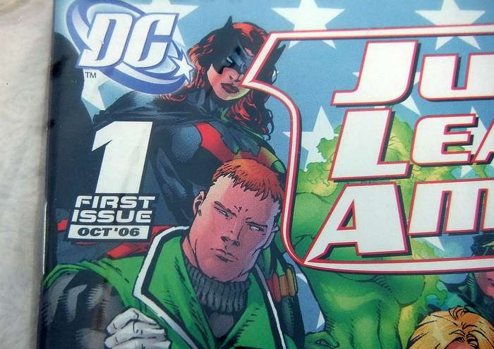 2006 DC COMICS - JUSTICE LEAGUE OF AMERICA #1