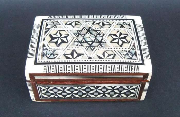 A BEAUTIFULLY MADE VINTAGE JEWELRY OR TRINKET BOX WITH MOTHER OF PEARL AND BONE INLAY