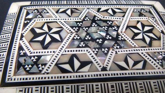 A BEAUTIFULLY MADE VINTAGE JEWELRY OR TRINKET BOX WITH MOTHER OF PEARL AND BONE INLAY