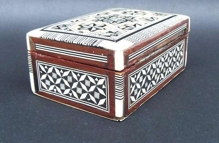 A BEAUTIFULLY MADE VINTAGE JEWELRY OR TRINKET BOX WITH MOTHER OF PEARL AND BONE INLAY