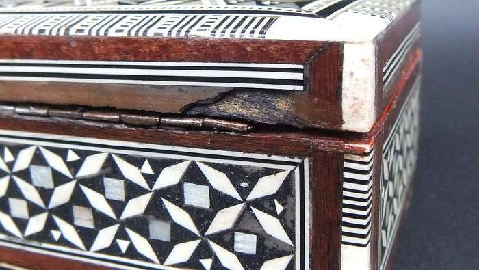 A BEAUTIFULLY MADE VINTAGE JEWELRY OR TRINKET BOX WITH MOTHER OF PEARL AND BONE INLAY