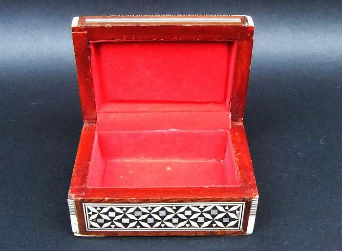 A BEAUTIFULLY MADE VINTAGE JEWELRY OR TRINKET BOX WITH MOTHER OF PEARL AND BONE INLAY
