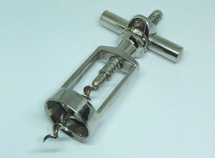 A VINTAGE METAL CORKSCREW