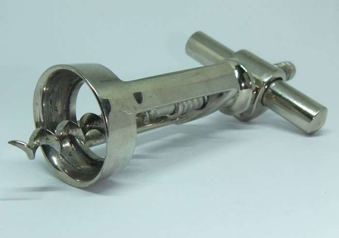 A VINTAGE METAL CORKSCREW