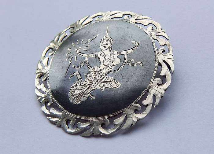 RARE FIND !! A VINTAGE SOLID STERLING SILVER BROOCH DEPICTING A SIAMESE DANCER - PRE 1970`S !! WOW !