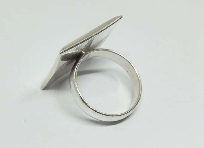 WOW !! A SUPERB LARGE SOLID STERLING SILVER RING WITH A TURQUOISE LOOK INSET